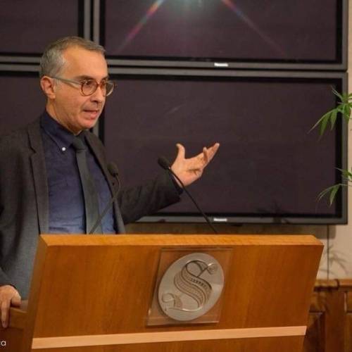 "No ai vaccini, sì agli spinelli". Ciampolillo, l'eroe contiano