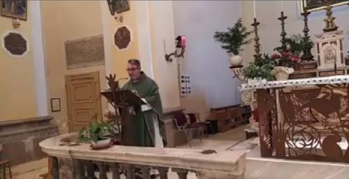 "Il vaccino? Porcheria fatta con aborti" L'omelia choc del prete no vax