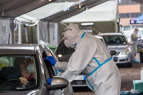 Non vuol fare quarantena: si scambia con la figlia per aver tampone negativo