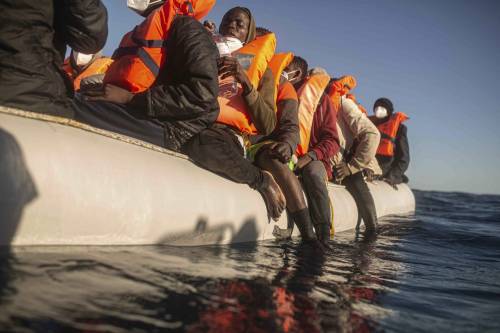 Open Arms torna a Porto Empedocle con 165 migranti a bordo