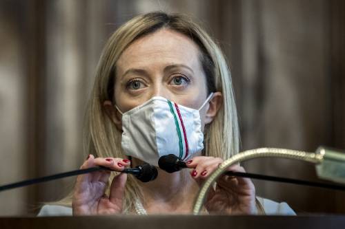 La lezione della Meloni al prof: "La violenza verbale è ammissione di inferiorità"