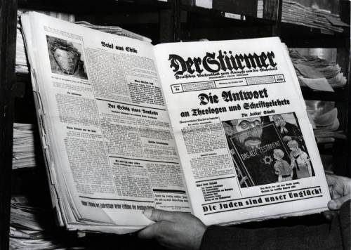 Il mistero dell'uomo che fa "sparire" i cimeli nazisti
