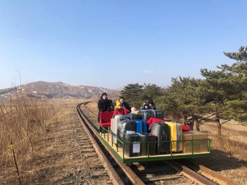 In "fuga" sul carrello: così i diplomatici russi lasciano la Corea del Nord