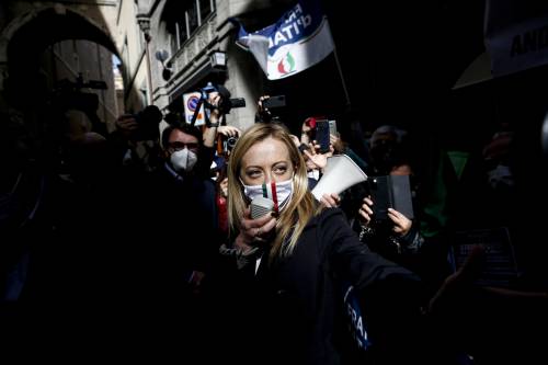 "Pressione marcata sul foglio... Vi dico chi è davvero la Meloni"