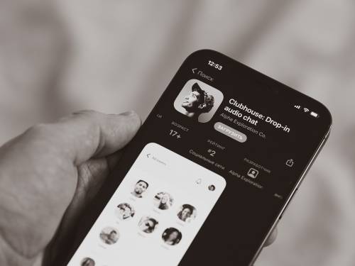 Clubhouse, addio privacy: conversazioni trasmesse su siti esterni