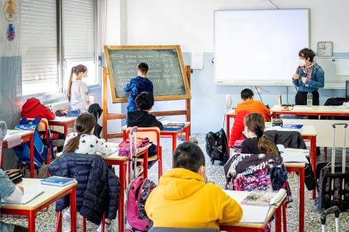 Il dilemma della didattica a distanza: uno su 2 non studia, ma -35% di contagi