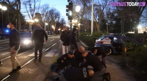 Pugni, insulti, sputi agli agenti. Brumotti e la rissa con i pusher