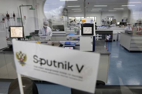 Ema: "Sputnik? Roulette russa". Ma l'Italia vuole produrlo