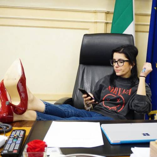 La parità di genere del ministro Dadone: farsi fotografare con i piedi sopra il tavolo
