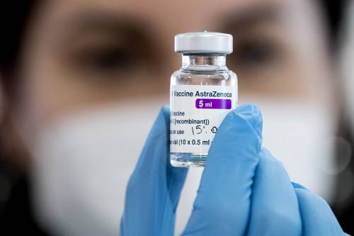 "Casi di trombosi". Ed è bufera: già sei Paesi rifiutano Astrazeneca
