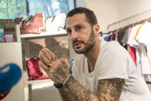Nuovo gesto autolesionista per Fabrizio Corona: "Con una biro si è colpito le vene del braccio"