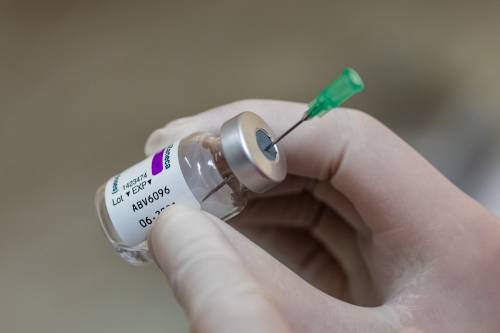 L'Italia sospende AstraZeneca. Stop anche in altri Paesi