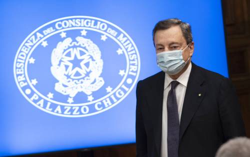 Asse Draghi-Macron per AstraZeneca. L'Ema: "Benefici superiori ai rischi"