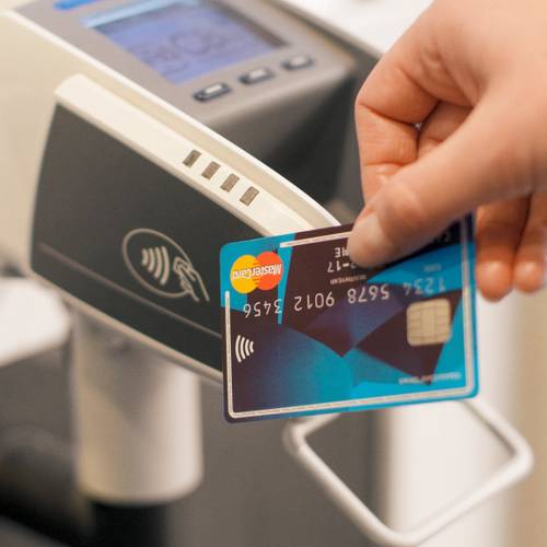 Occhio alla carta, cambia tutto con il cashback: come si usa al supermercato.