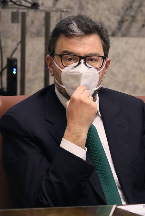 Passaporto vaccinale, i dubbi dell'Europa. Giorgetti: "Importante, ma serve uniformità"