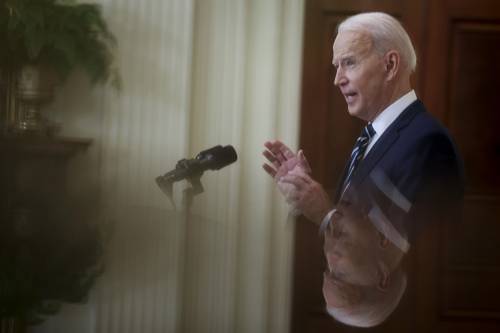 Agli Usa il doppio di dosi. Ma Biden delude l'Ue: niente regali sui vaccini