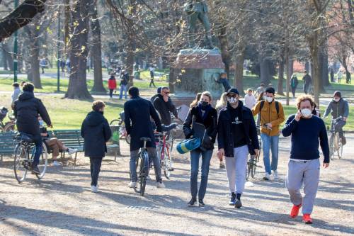 Covid, il virus perde colpi. "Ecco perché si sta indebolendo"