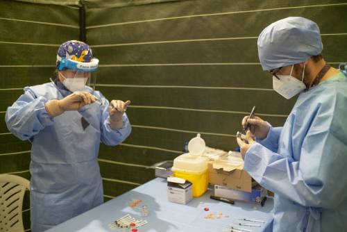 Trasferimenti e licenziamenti: le punizioni agli operatori sanitari "no vax"