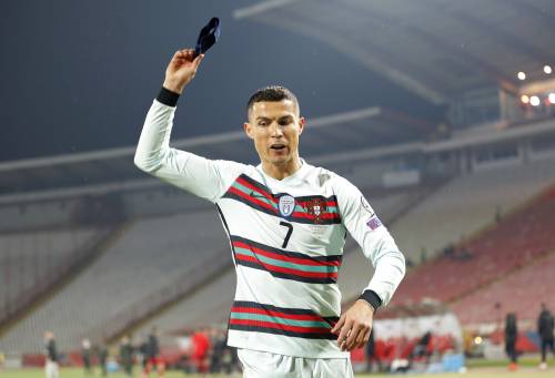 CR7 furioso per un suo gol fantasma: esce dal campo e lancia la fascia