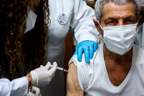 Chi si vaccina è contagioso? Ecco cosa dicono gli studi