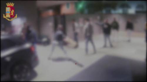 Branco rapina e pesta i passanti a caso: assalto choc all'Arco della Pace
