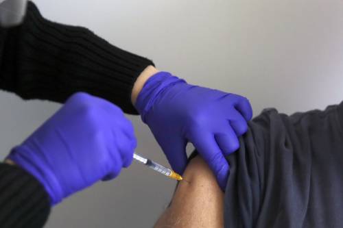 Dopo il caos sui vaccini in Toscana si cambia: Sanità "commissariata"