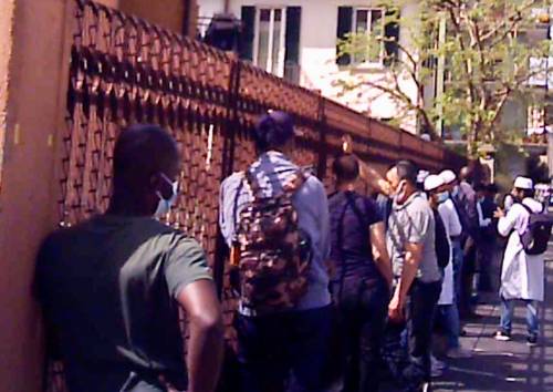 Folla e mascherine abbassate: ecco la moschea abusiva di Milano