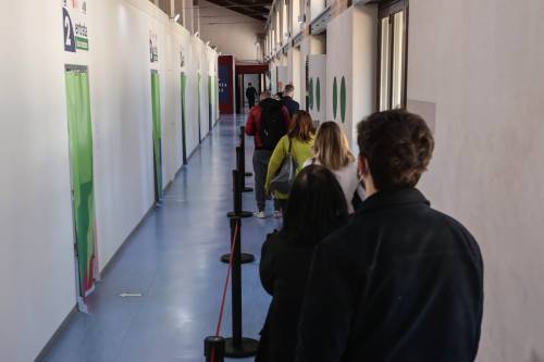 "Qui c'è un progetto eversivo...". Cosa c'è dietro le bombe agli hub vaccini