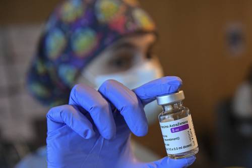 AstraZeneca non più per tutti? Età e limiti: chi non può farlo