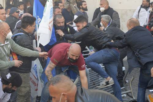 Botte in piazza e due agenti feriti. "Noi imprenditori, non delinquenti"
