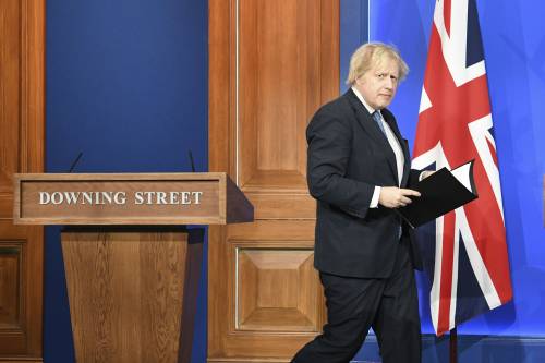BoJo festeggia con una pinta. Tutti al Pub