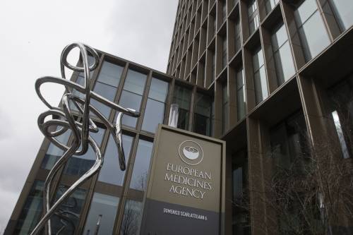 AstraZeneca, Ema: "Casi di trombosi molto rare, ma più benefici che rischi"