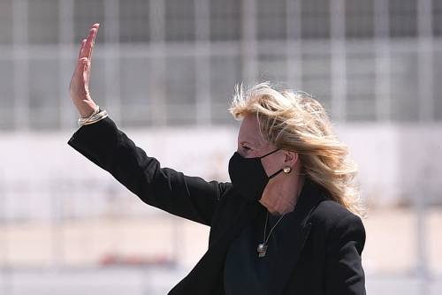 Calze ricamate e stivaletto rock, il look di Jill Biden che fa discutere