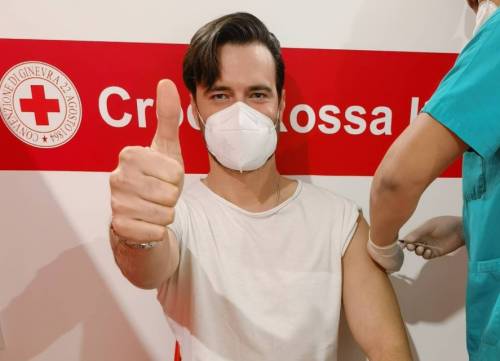 Il compagno della Boschi si vaccina e il web insorge: "Così giovane?"