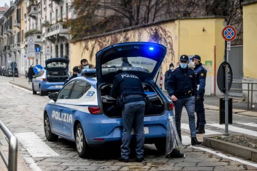 In strada per un video rap, 300 giovani aggrediscono gli agenti