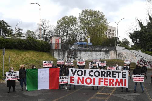 E il popolo di "Io Apro" si ritrova senza piazza