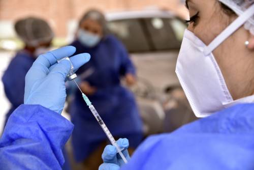 Ora Pfizer aumenta il prezzo: contratti con dosi a 19 euro