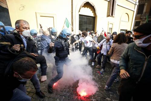 Scontri e bombe carta. La rivolta di "IoApro" in piazza