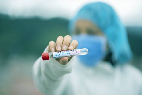 Covid, il virus provoca una risposta cellulare inaspettata nei polmoni