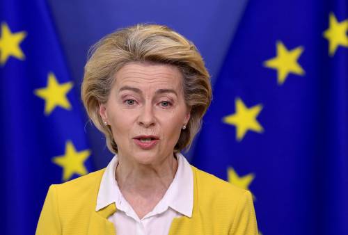 BioNTech a von der Leyen, Oxford per Merkel. L'Ue vira su Pfizer: "La nostra spina dorsale"