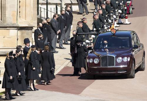 Il pianto della Regina, il dolore di Carlo. Per l'addio al nonno William e Harry tornano a parlarsi