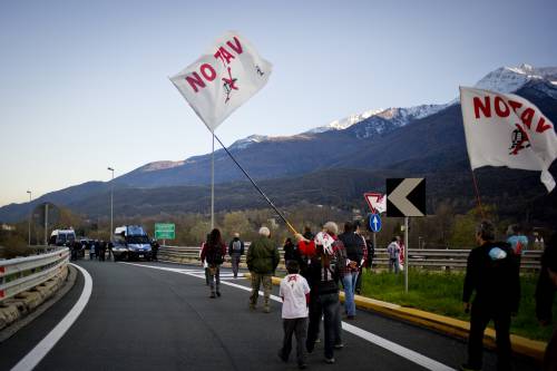 Follia No Tav in autostrada: un cavo d'acciaio ad altezza uomo