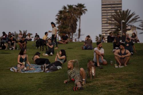 Israele fa sparire le mascherine all'aperto. Sieri e riaperture: un modello da imitare