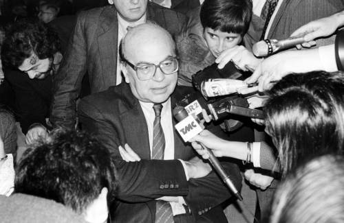 Craxi, la fine della politica in due giorni di monetine