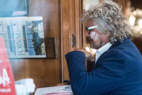La risposta dei genitori della ragazza a Grillo: "Sei ripugnante"