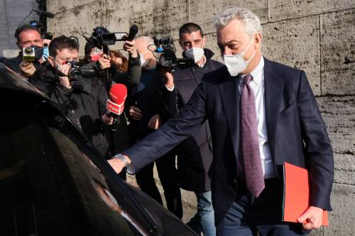 Un'altra grana per Arcuri: indagine su 157 milioni di siringhe