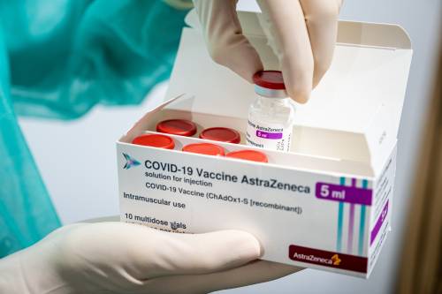 Vaccino, indagini sui casi di trombosi: lo studio in mano ai pm