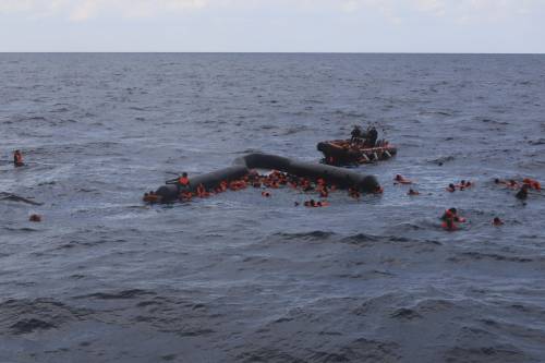 Naufragio nel Mediterraneo, "Quelle morti colpa dei buonisti". Scontro con il Pd