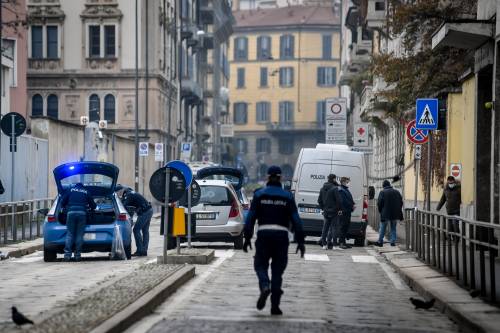 Buttata a terra per 10 euro: la rapina choc delle ragazzine all'anziana