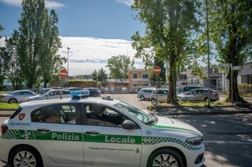 Multe nel cortile di casa del bimbo disabile. Mani tese alla famiglia